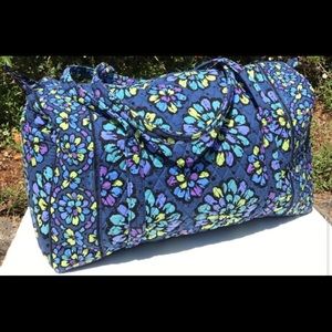Excellent condition Vera Bradley duffel bag